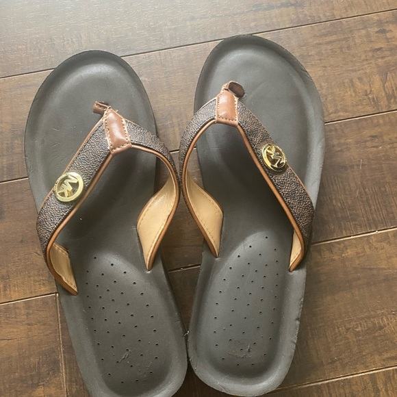 Michael Kors Brown and Black Platform Thong Sandals - Picture 6 of 11